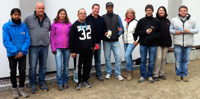 Die Sieger-Teams v.l.n.r.: Selvi Rajakumar + Daniel Dalein (Platz 1), Ildiko Szabo + Christian Royer (Platz 2), Jürgen Marx + Vallipuram Rajakumar (Platz 3), Heidi + Walter Roth (4. Platz), Carola Biber + Didier Ginguenaud (5. Platz).