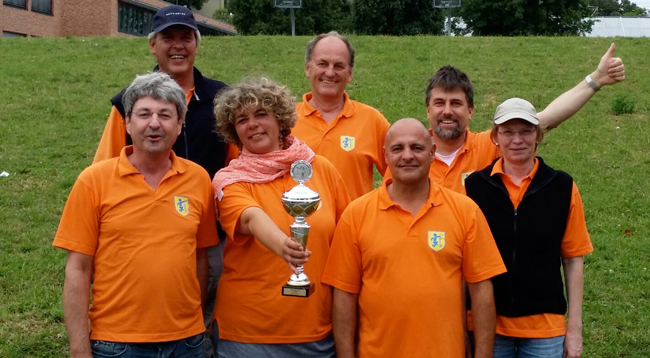 Denkendorf-2 wird Oberliga-Meister und feiert den Wiederaufstieg in die Regionalliga. Von links nach rechts: Johannes Giray, Jochen Kauffmann, Katrin Schwinger, Rainer Bohner, Ralf Zimmermann, Frank Naumann, Veronika Mehrens (es fehlt Joachim Engisch).